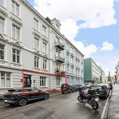 Large 4br In Quiet Nygaard Apartment